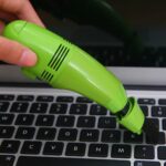 Aspiradora USB para teclado con cepillo y luz - Imagen 3